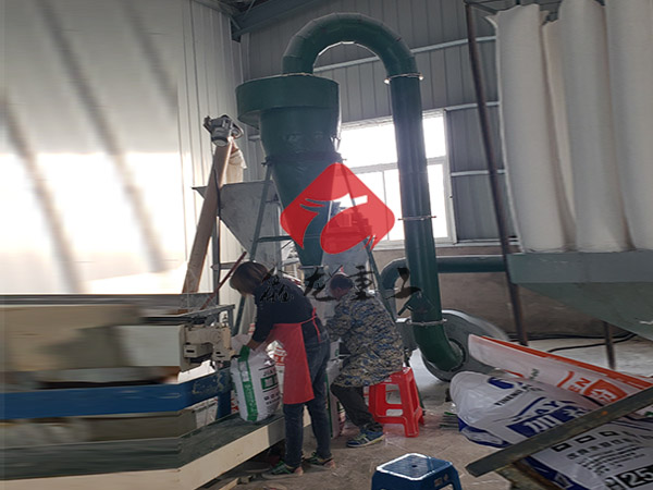 1510小型雷蒙磨現(xiàn)場(chǎng) 1 (3).jpg